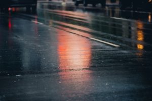 VOZAČI, BUDITE NA OPREZU: Kolovoz mokar zbog kiše, povećana opasnost od odrona