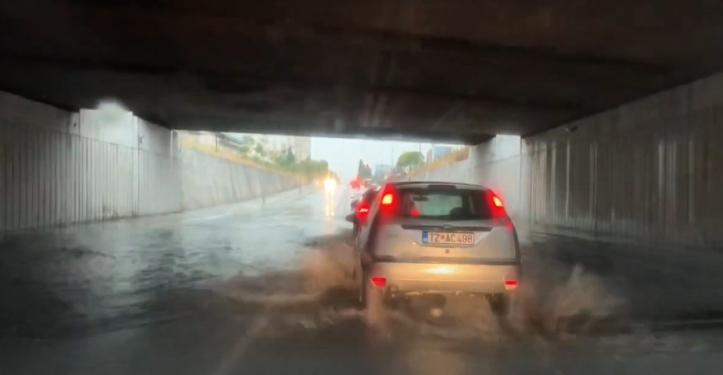 ULICE POD VODOM: Snažno nevrijeme pogodilo Podgoricu (VIDEO)