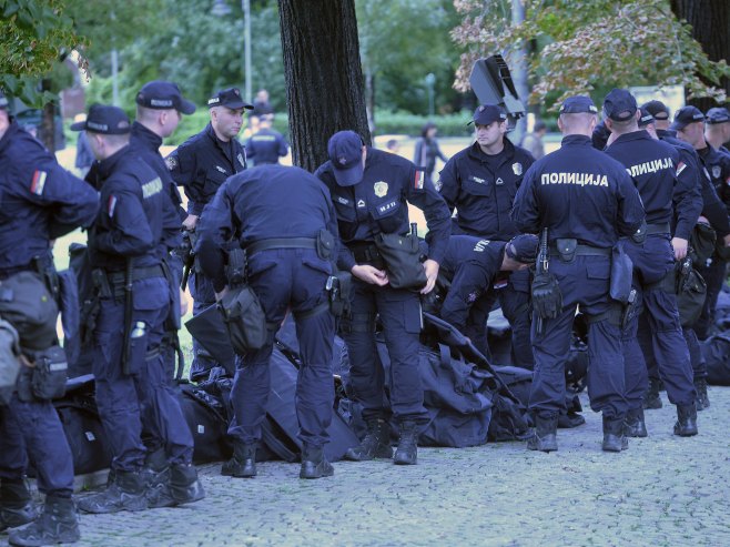 ДВОЈЕ ДЕМОНСТРАНАТА ПРИВЕДЕНО: Полиција потиснула групу грађана противника Европрајда