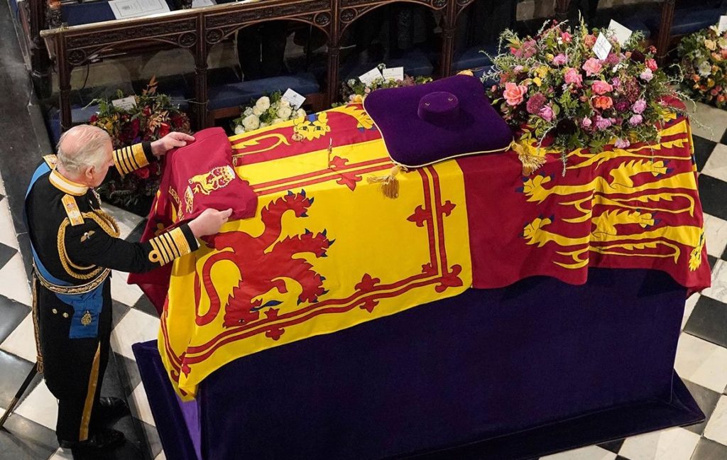 ПОЧИВАЋЕ ПОРЕД СУПРУГА: Сахрањена краљица Елизабета Друга