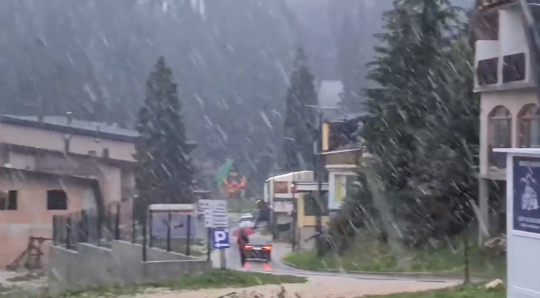 VEJU VEJU PAHULJE: Snijeg stigao i na Vlašić (VIDEO)