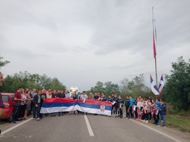СВЕЗАНЕ ЗАСТАВЕ СРПСКЕ И СРБИЈЕ: Симболичан чин код Павловића моста