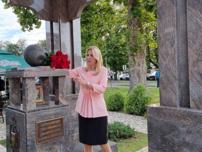 „NEKA IM JE VJEČNA SLAVA I HVALA“: Cvijanović položila cvijeće na Spomenik junacima Majevice u Loparama