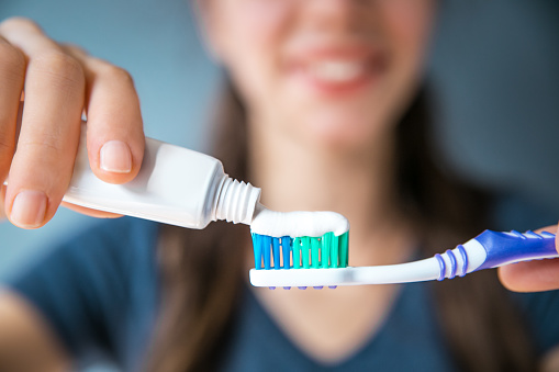 ВЈЕЧИТА ДИЛЕМА: Шта прво урадити – умити се или опрати зубе?