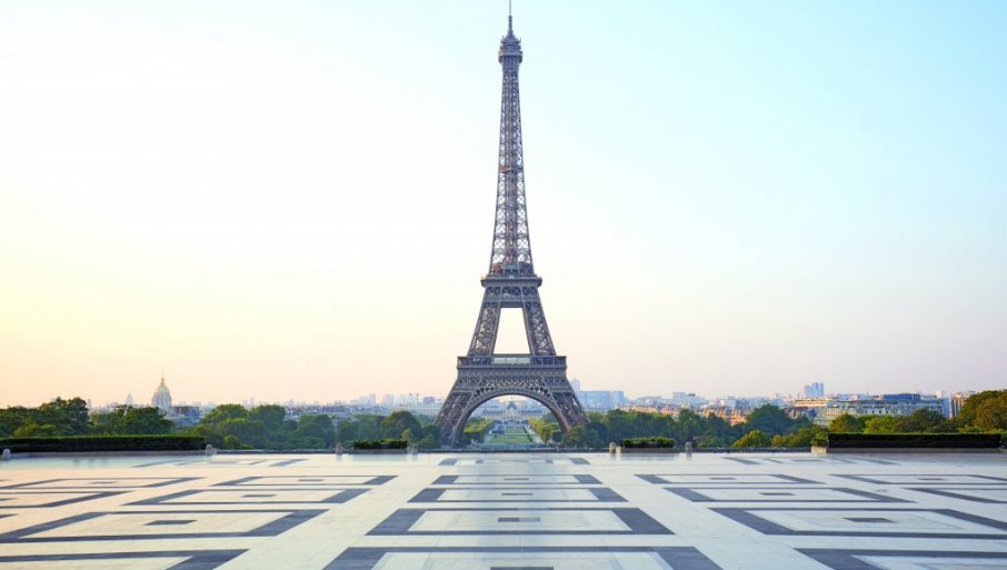 INCIDENT U PARIZU: Penjač padobranom skočio sa Ajfelove kule, pa uhapšen