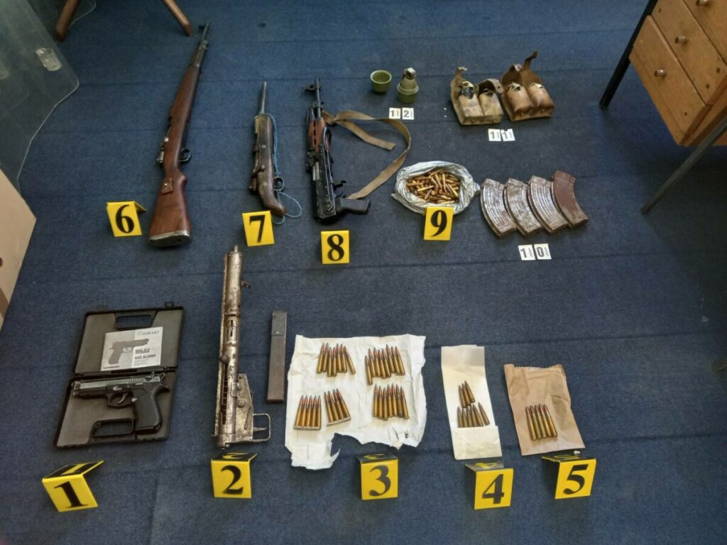 ODUZETE PUŠKE I BOMBE: Pretres u Čajniču, policija pronašla arsenal oružja