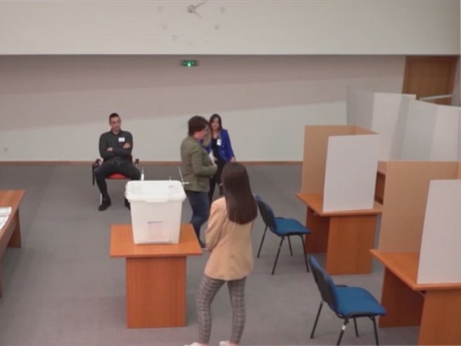 НОВА ПРАВИЛА: Гласачке кабине окренуте ка бирачком одбору и посматрачима