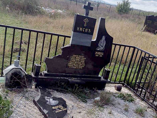 ВАНДАЛИ НЕ МИРУЈУ: Оскрнављен споменик на православном гробљу на КиМ