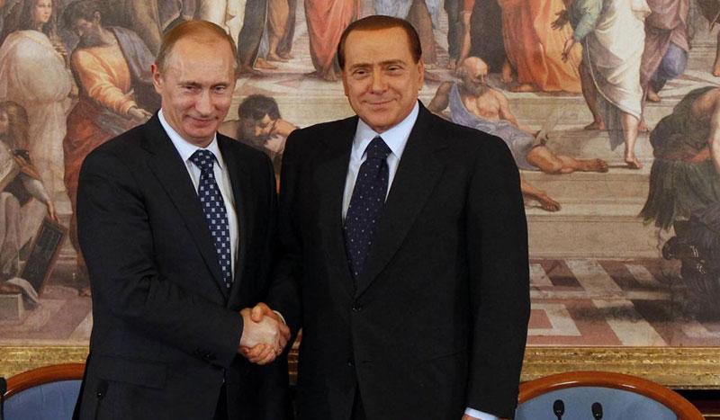 „САМО САМ СЕ ШАЛИО“ Берлускони о размјени флаша вотке и вина с Путином