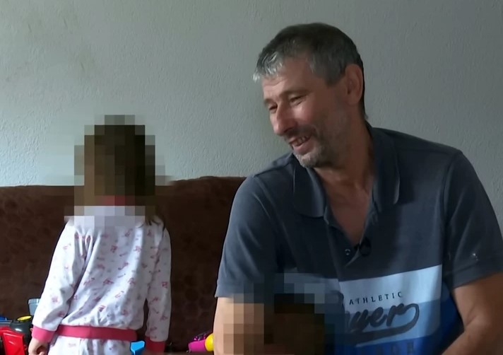 „NEKAD ME ZOVU I MAMA, ŽELJNI SU PAŽNJE“ Roditelji su ih napustili, o 4 mališana sada brine dobri djed