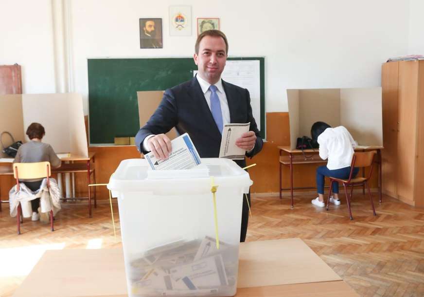 SELAK GLASAO U ŠARGOVCU: Lider SPS na biračko mjesto došao sa suprugom