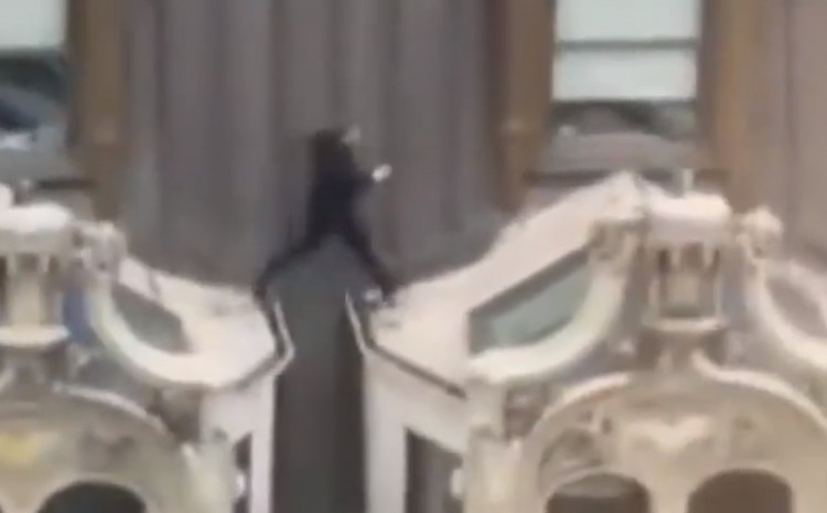 ŠOKANTAN VIDEO: Muškarac snimljen kako skače preko krovova solitera