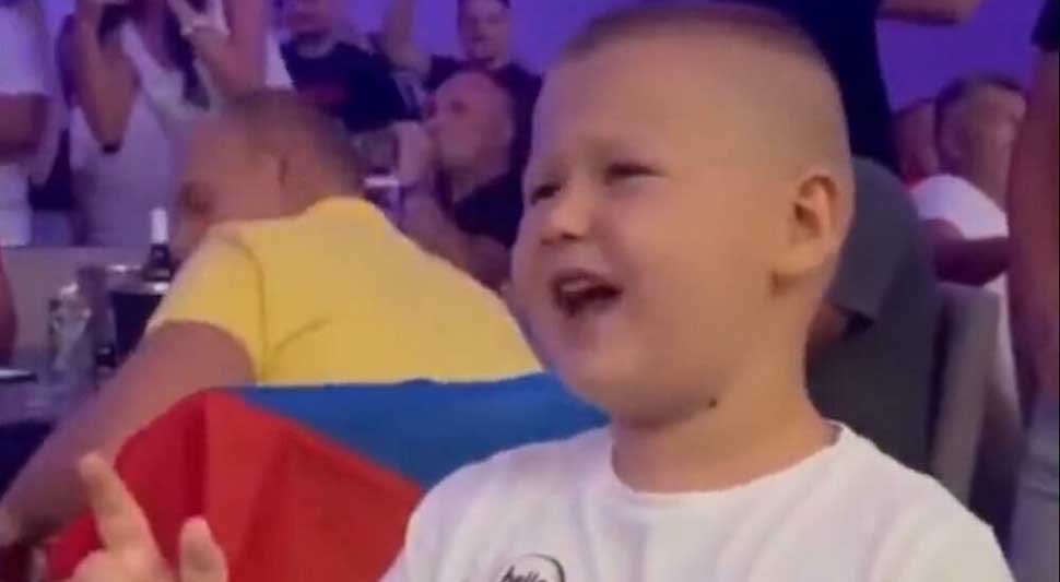 „NE KUNITE MENE, MOJE BIVŠE ŽENE“: Mali Baja iz Zvornika zapjevao i hit Darka Lazića (VIDEO)