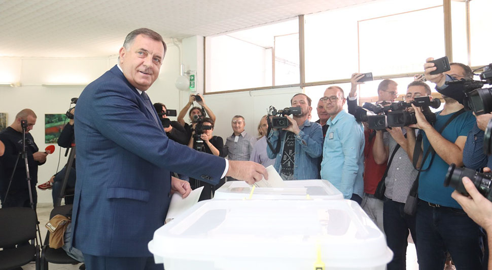 ИЗБОРНИ ДАН У СРПСКОЈ: Милорад Додик гласао у Лакташима