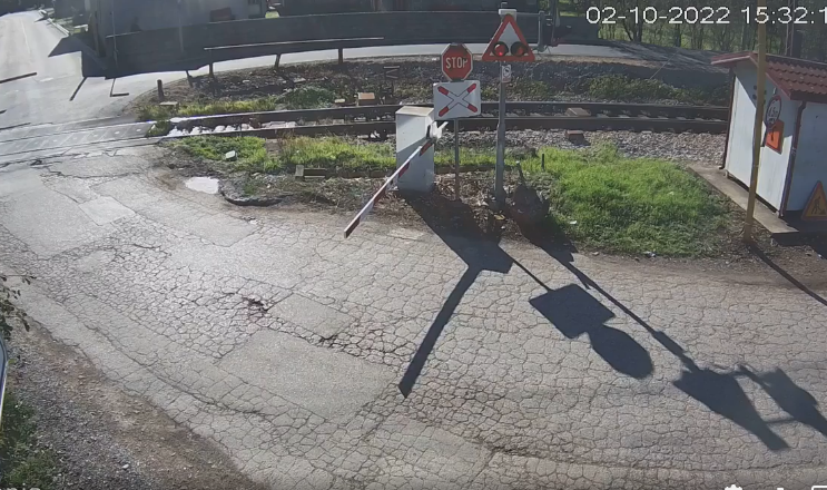 NEPAŽNJA BICIKLISTE: Ponovo slomljena rampa na pružnom prelazu u Vrbanji (VIDEO)