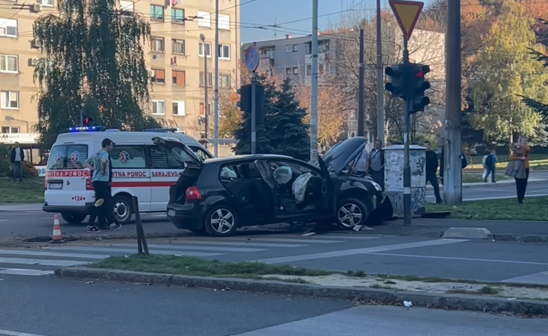 NESREĆA U SARAJEVU: Autom pokosio semafor i saobraćajni znak (VIDEO)