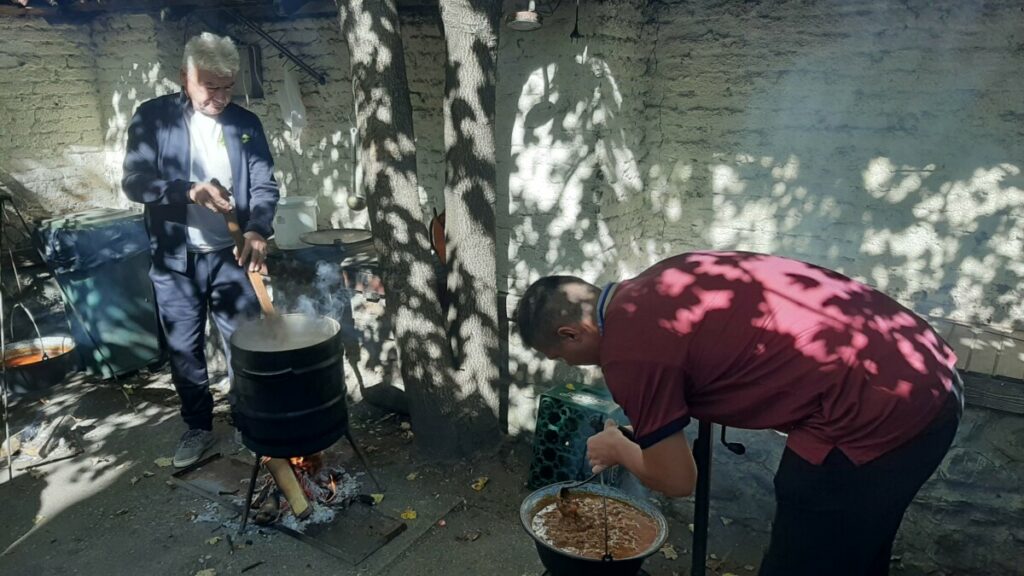 „TRI KOTLIĆA“ U FOČI: Na tradicionalnoj manifestaciji planinari kuvali specijalitete