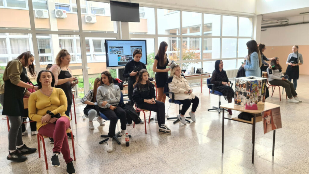 HUMANITARNA AKCIJA „FRIZURA ZA SLATKIŠ“: Oblikovanje frizure, šišanje i farbanje rade učenici