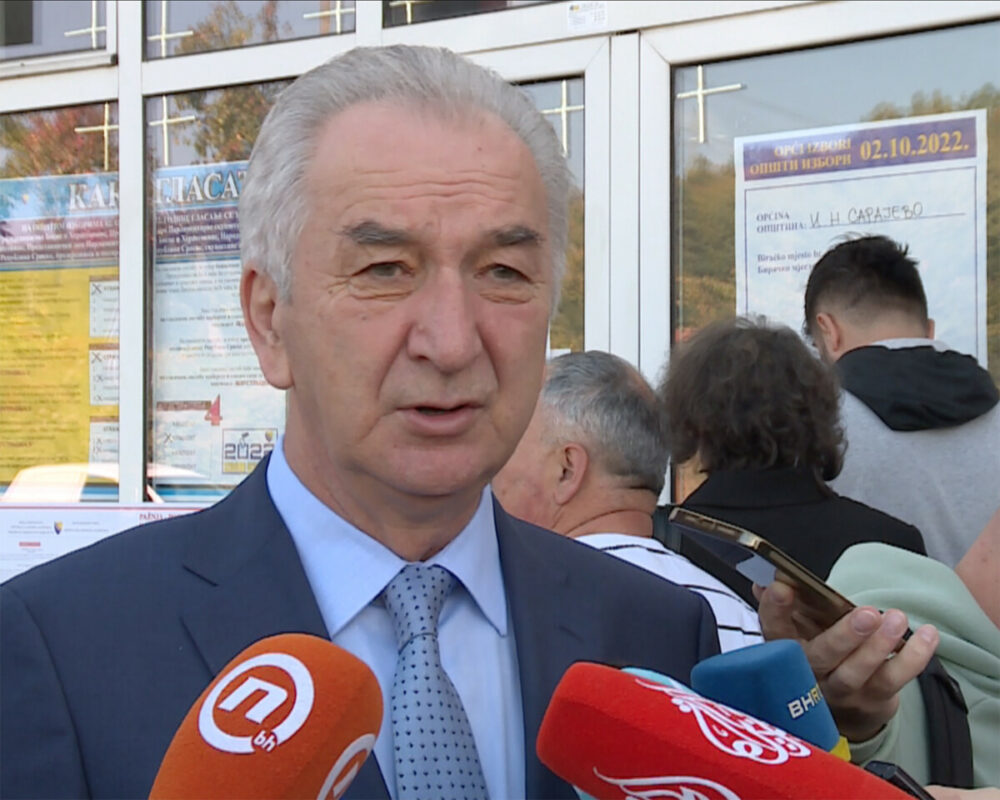 IZBORI U SRPSKOJ: Šarović glasao u Istočnom Sarajevu