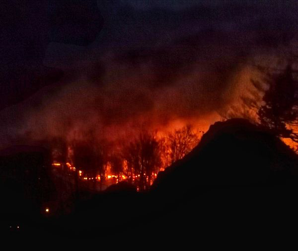 POŽAR NEUMORNO BUKTI VEĆ TREĆI DAN: Vatrogasci iz Gacka na terenu