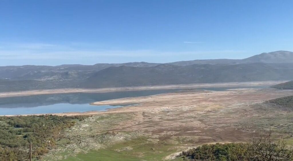 IZRONILE POTOPLJENE KUĆE: Nestaje Bilećko jezero (VIDEO)