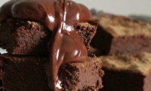 ГОТОВО ЗА ПЕТ МИНУТА: Брз и лак рецепт за чоколадну посластицу, ево шта вам треба