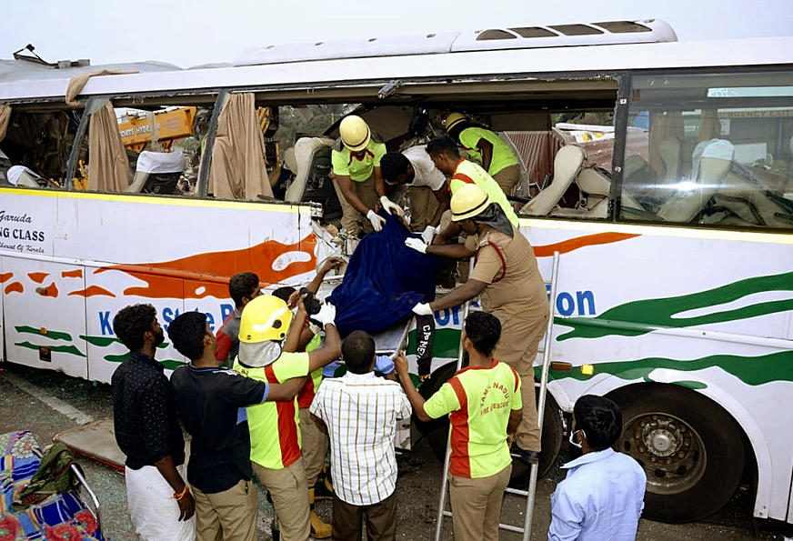 POGINULO NAJMANJE 15 OSOBA: Sudar autobusa i kamiona u Indiji