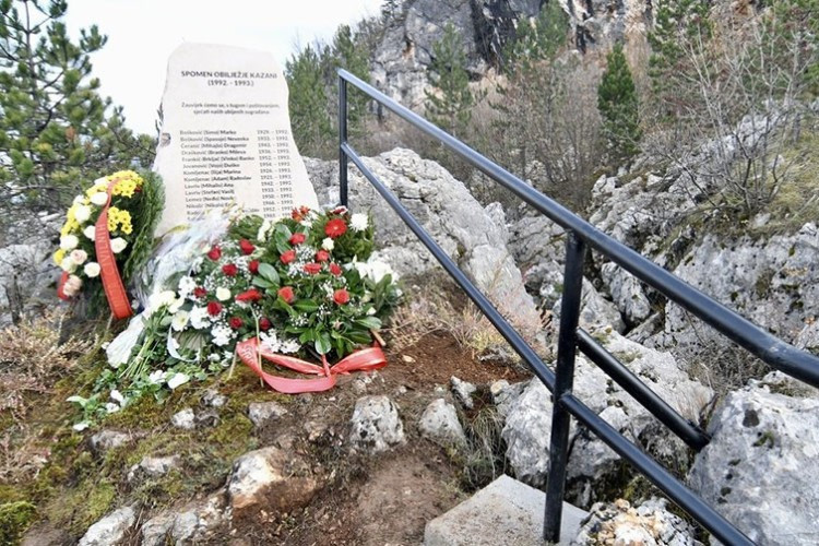 NEMA IMENA POČINIOCA ZLOČINA: Porodice žrtava traže izmještanje spomenika sa Kazana