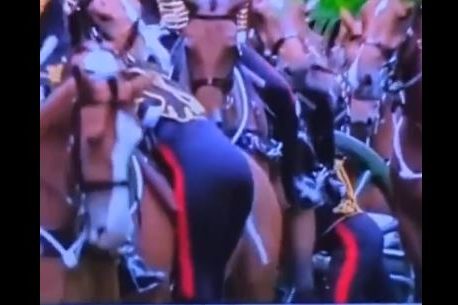„КАД СЛАЖЕШ И ДОБИЈЕШ ПОСАО“ Гледаоце насмијао краљев коњаник који се једва попео на коња (ВИДЕО)
