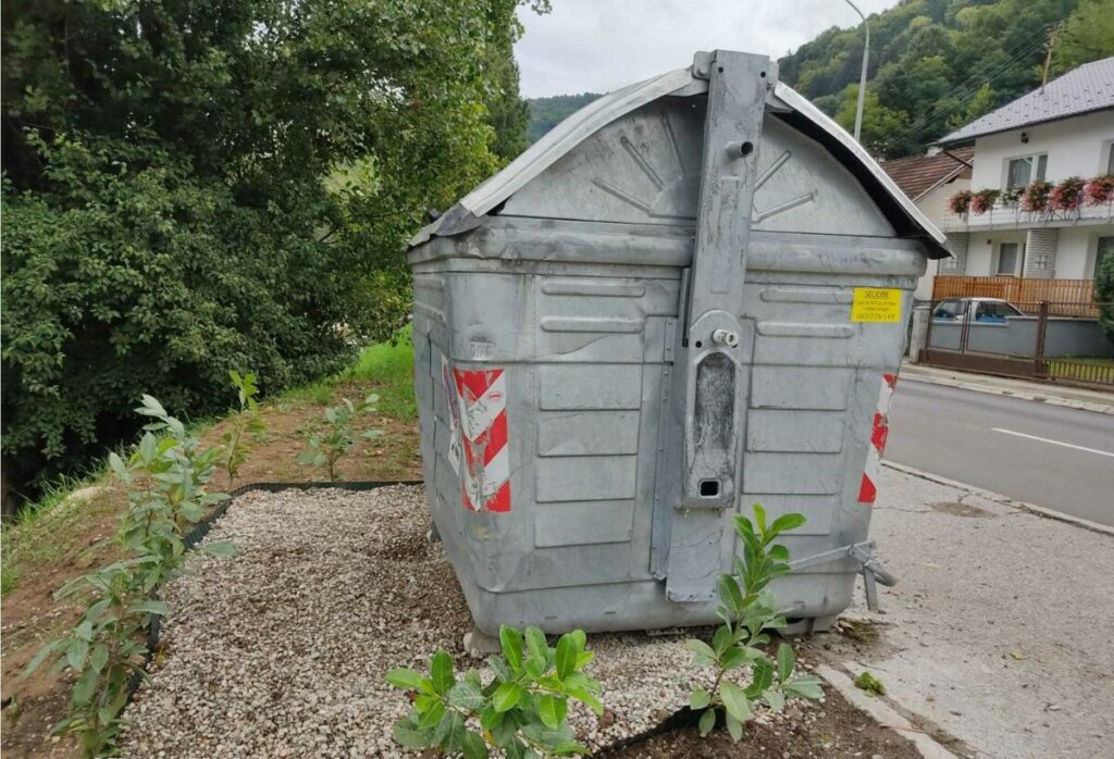 VANDALI NE MIRUJU: Uništene tek zasađene sadnice oko kontjenera u Banjaluci