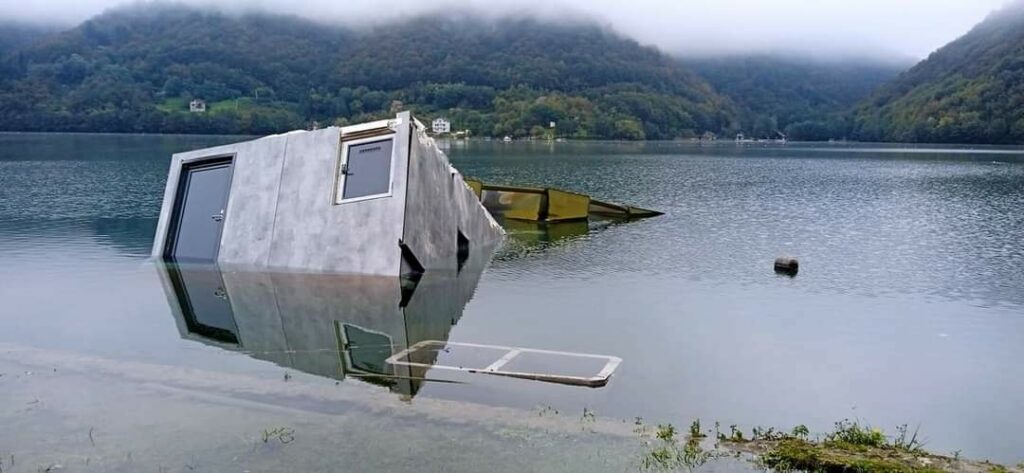 ТЕСТИРАЊЕ ЗАВРШИЛО НЕСЛАВНО: Потонула прва кућа на води произведена у БиХ
