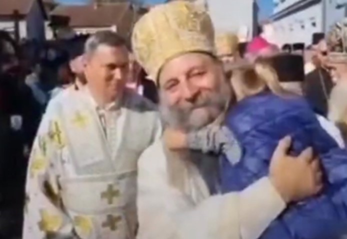 ПРИЗОР КОЈИ ТОПИ СРЦА: Сусрет патријарха Порфирија и дјевојчице у Вуковару вас неће оставити равнодушним (ВИДЕО)