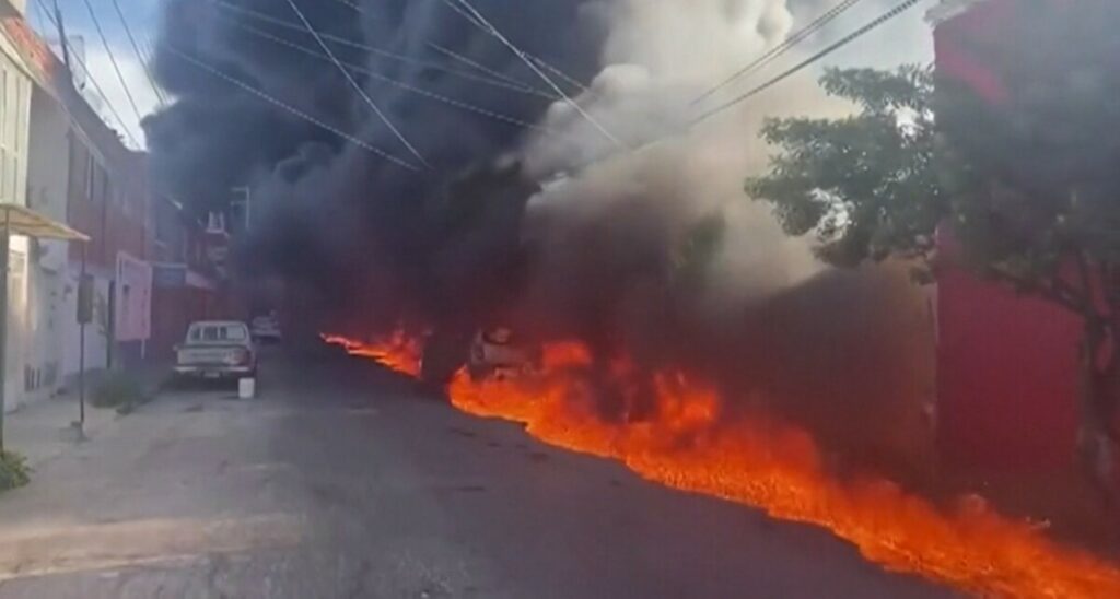 ХАОС У МЕКСИКУ: Велики пожар захватио пругу и куће (ВИДЕО)