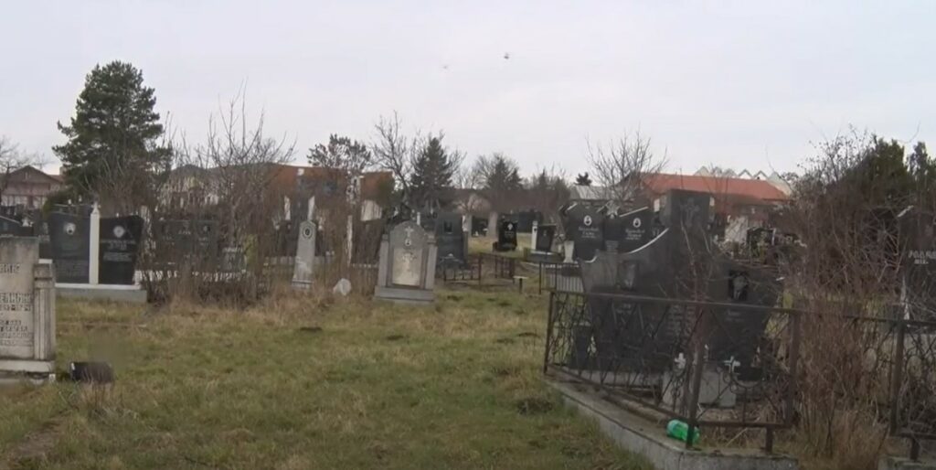 БРУКА И СРАМОТА: Поломљен споменик на православном гробљу у Клокоту