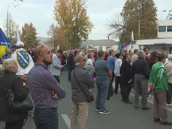 NEZADOVOLJNI ŠMITOM: Održani protesti ispred zgrade OHR u Sarajevu