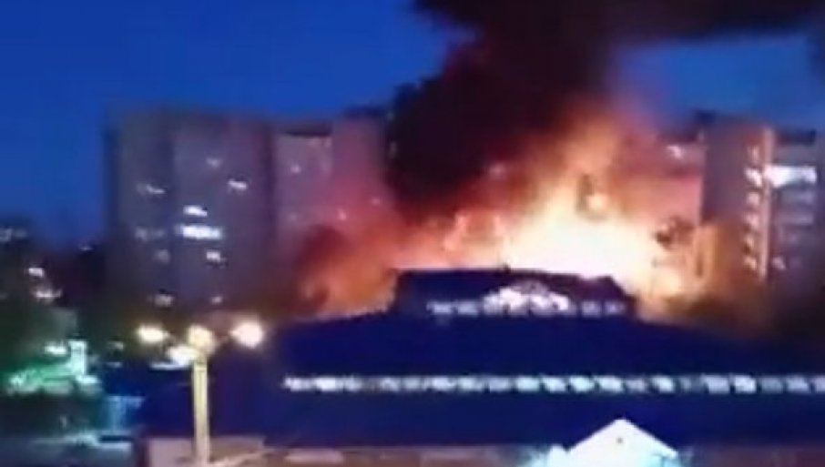 AVION SE SRUŠIO NA STAMBENI BLOK: Zgrada u plamenu – velika nesreća u Rusiji (UZNEMIRUJUĆI VIDEO)