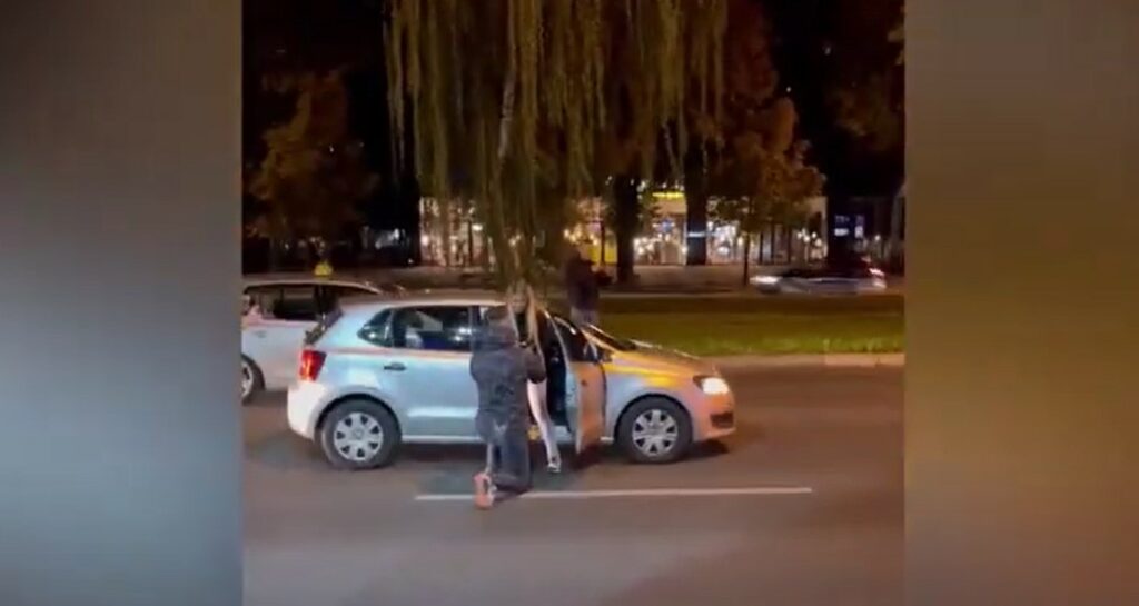 ROMANTIKA NE POZNAJE GRANICE: Mladić zaustavio saobraćaj da bi zaprosio djevojku (VIDEO)