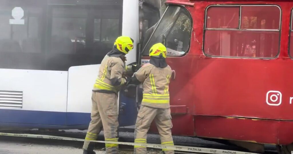 U SUDARU POVRIJEĐENE ČETIRI OSOBE: Haos kod zgrade Predsjedništva BiH (VIDEO)