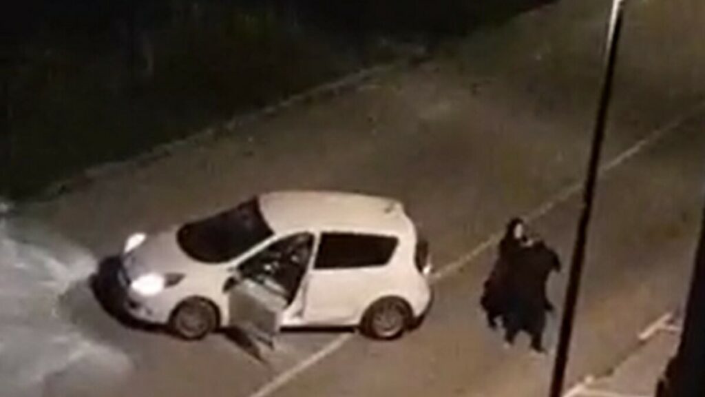 LJUBAVNA DRAMA U SARAJEVU: Tukla momka, pa zaboravila na ručnu – automobil sam skrenuo s ceste (VIDEO)