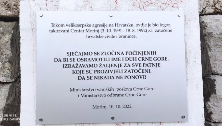 СРАМОТНЕ РИЈЕЧИ НА ПЛОЧИ У МОРИЊУ: Коњевић са Хрватима открио натпис, за све им је крива „великосрпска агресија“