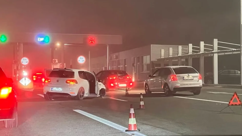 SUDAR KOD NAPLATNIH KUĆICA NA AUTOPUTU „9. JANUAR“: Magla otežava saobraćaj
