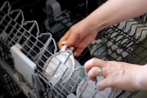 ОВО СЕ НИКАДА НЕ РАДИ: Ако судове послије прања посложите мокре можете тешко да се разболите