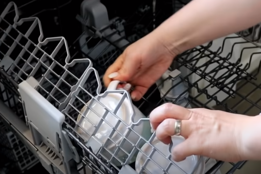 OVAJ TRIK ĆE VAS SPASITI MUKA: Evo kako da očistite zagorjelo posuđe