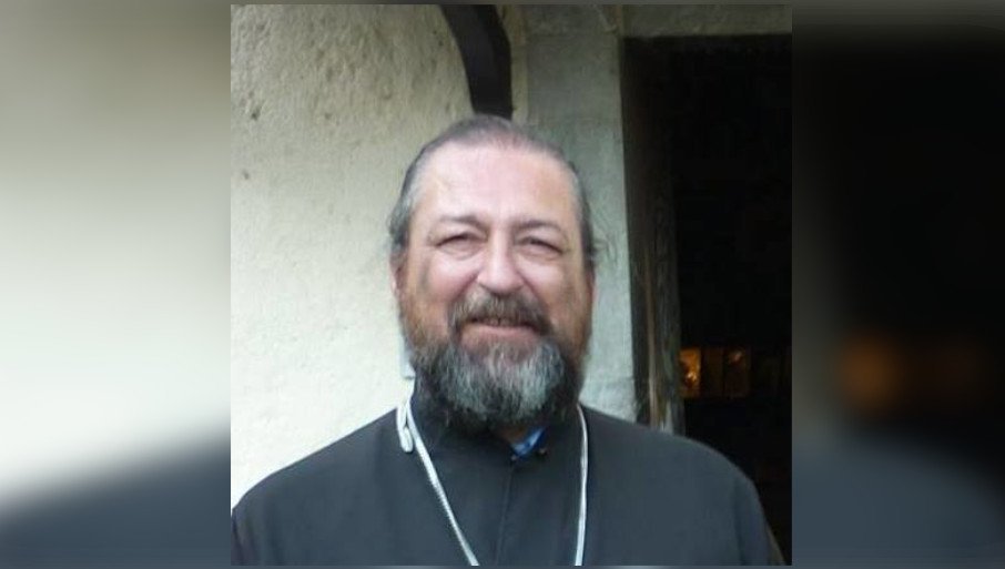 НЕ МОЖЕ У МАНТИЈИ? НЕМА ПРОБЛЕМА Отац Бранко се пресвукао у одијело и обавио грађанску дужност (ФОТО)