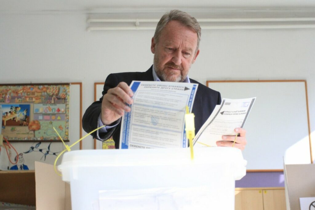 BAKIR I SEBIJA ISPUNILI GRAĐANSKU DUŽNOST: Izetbegović izašao na glasanje u Sarajevu