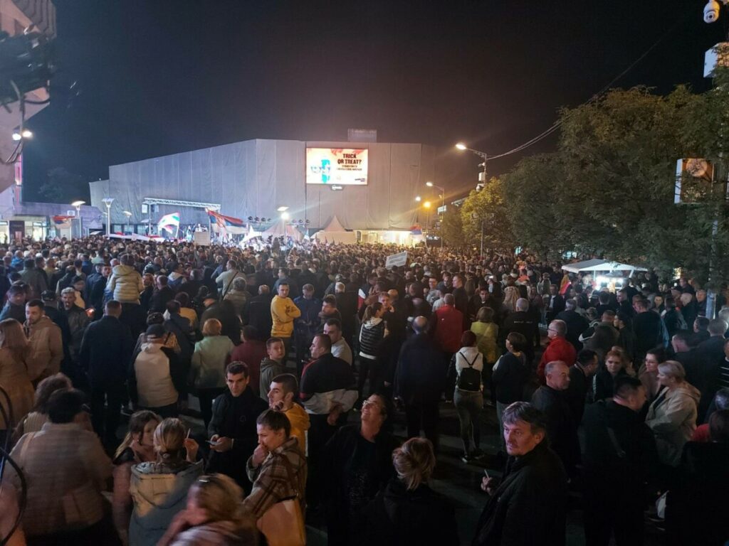 NOVI PROTESTI U BANJALUCI: Opozicija traži prebrojavanje glasova, a po CIK-u Dodik i dalje u prednosti