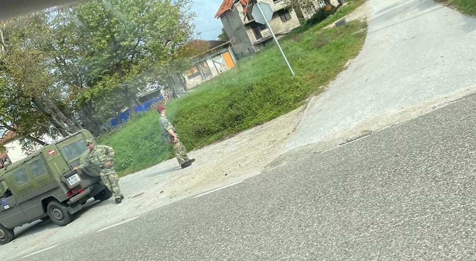 SRAMNI PRIZORI: Vojnici EUFOR-a vrše nuždu ispod spomenika u Vlasenici (FOTO)