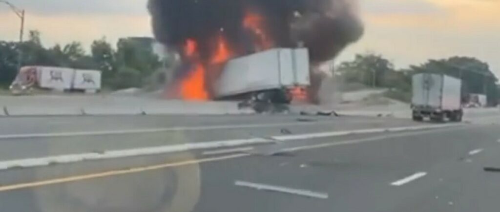 ХОРОР НА АУТОПУТУ: Камион се запалио и експлодирао (ВИДЕО)