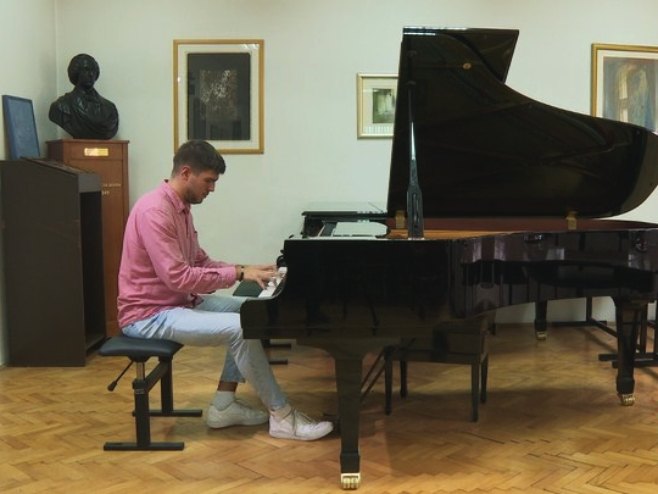 JOŠ JEDNOM DOKAZAO „SVJETSKU KLASU“: Mladi pijanista iz Doboja pobjednik ovogodišnjeg takmičenja (VIDEO)