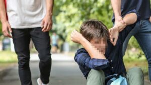 JEZIVI DETALJI MALTRETIRANJA UČENIKA: Dječaka (12) isprebijali vršnjaci, pa pokušali da mu nabiju šipku u anus